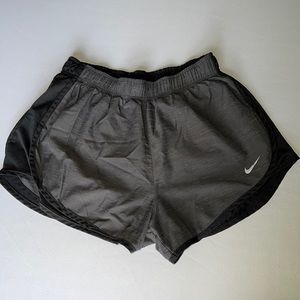 Women’s Nike Tempo Shorts Black Heather/Grey - Size Medium